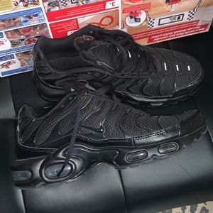Air max tn triple black